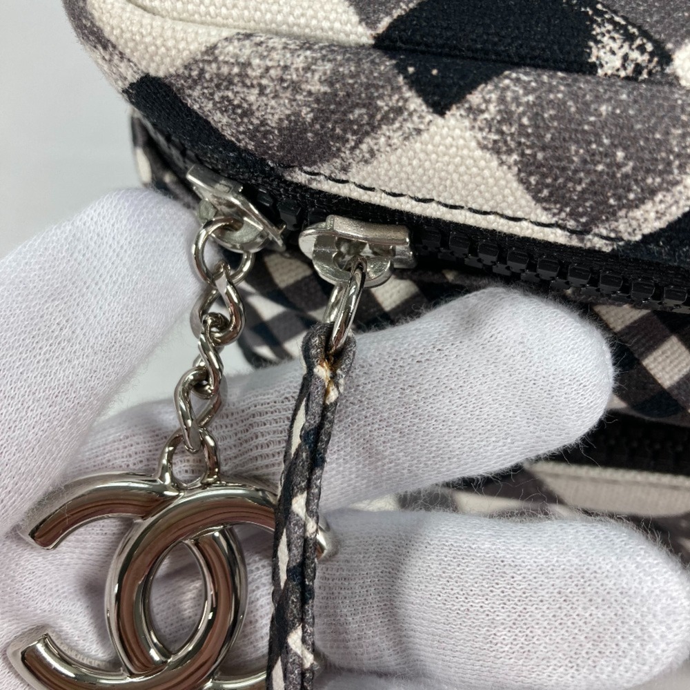 CHANEL White Shoulder Bag - Picture 8 of 16
